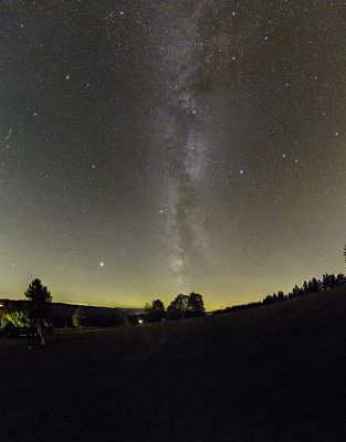 Jedna z prvých fotografií hviezdnej oblohy zrkadlovkou. 